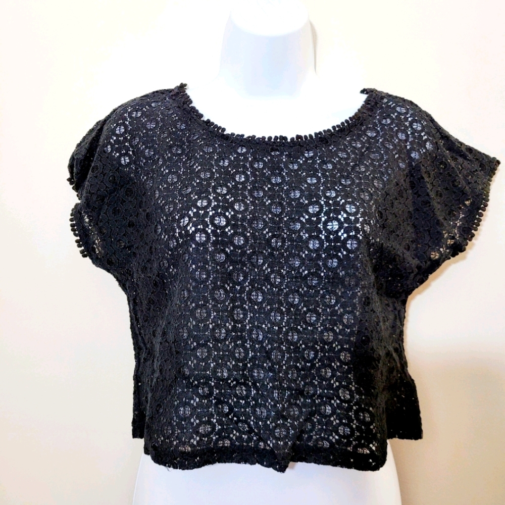 3/$10🖤 Eyelet Lace Crop Top
